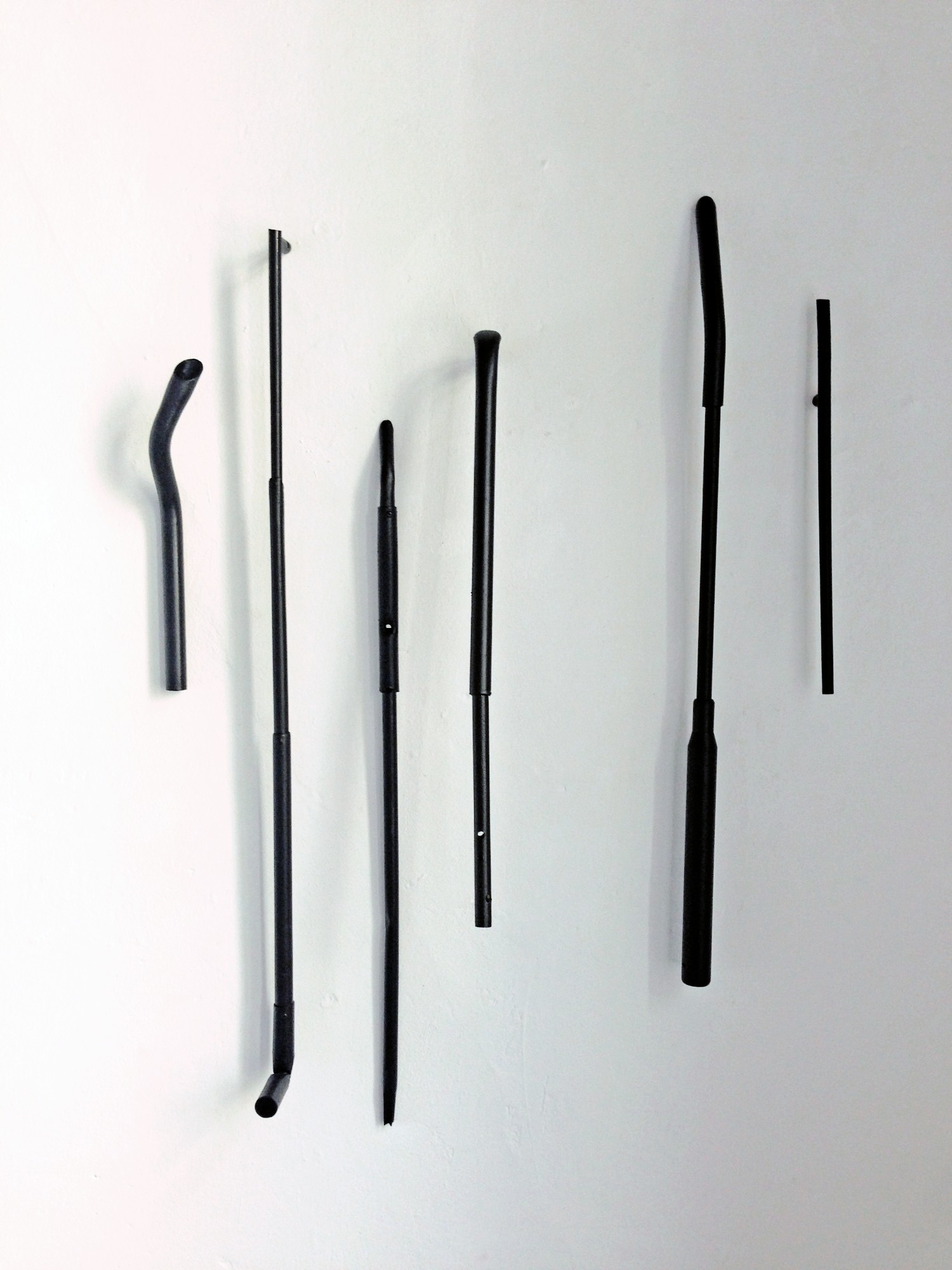 Madeleine Boschan, 6 Elemente (Parataxe), 2014, aluminium, lacquers, steel, 110 x 80 x 15 cm