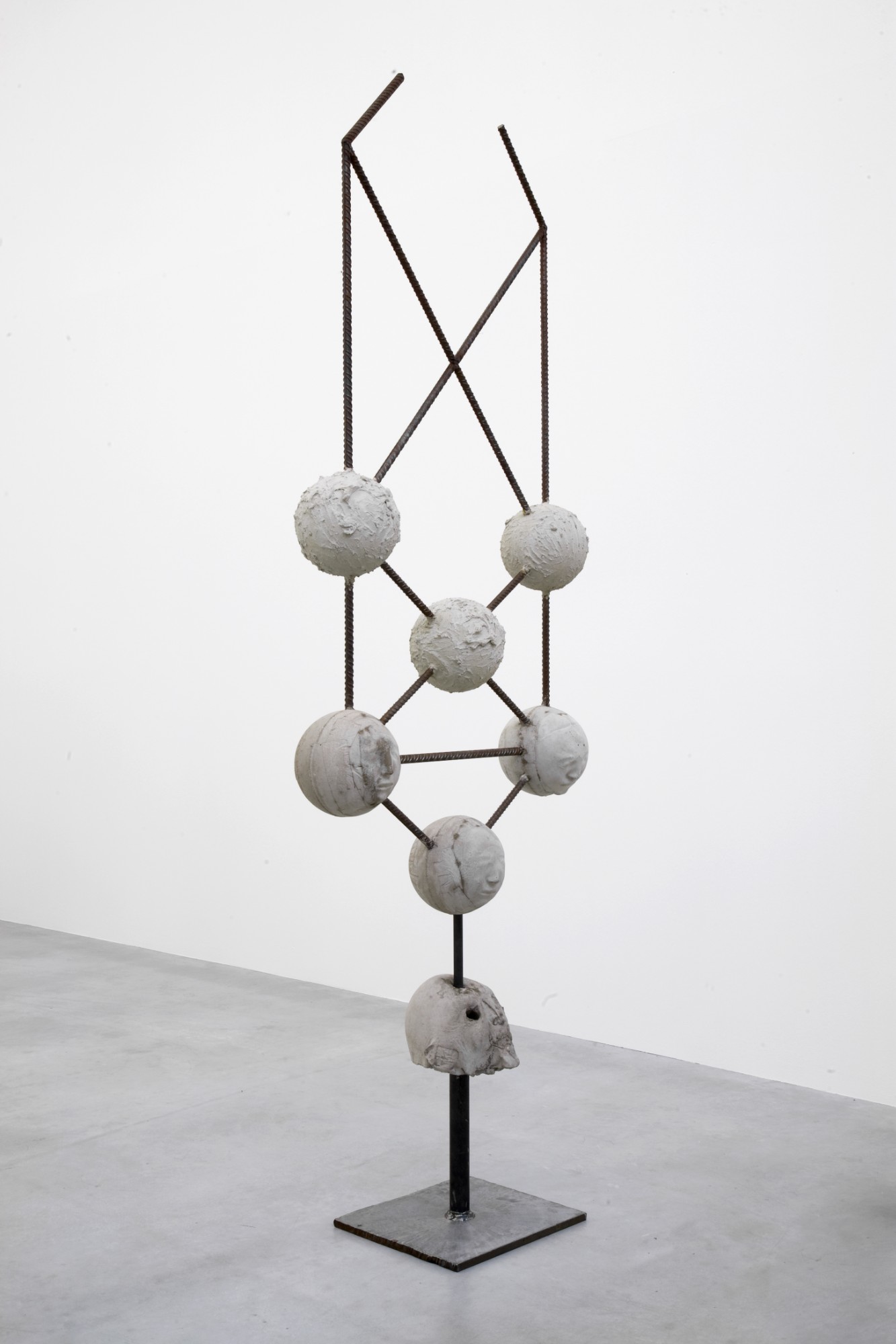 Hans-Peter Thomas aka Bara, untitled 2006, Beton, Stahl, Styropor, 238 x 97 x 38 cm
